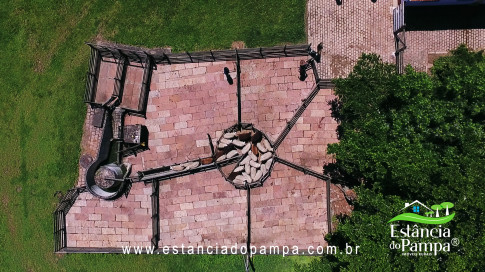 VAI ATE MANGUEIRA OVELHAS.00_04_07_29.Quadro055_a69bb7eda03a46fc54bc34b9b849890a99c00deb.jpg